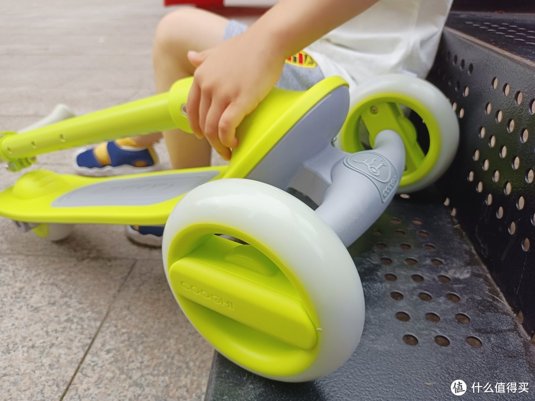 四岁萌娃喜提新车：追风少年新坐骑，安全可靠的酷骑儿童滑板车Q1小晒