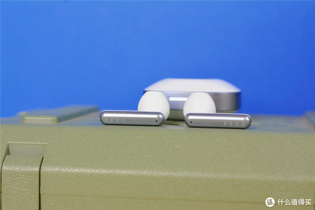 汪峰打造的FIIL为女生推出了这款粉饼耳机，199元，音质和功能都不输苹果