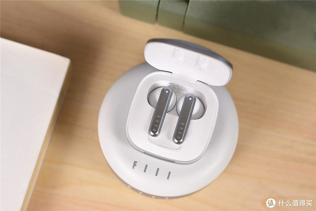 汪峰打造的FIIL为女生推出了这款粉饼耳机，199元，音质和功能都不输苹果