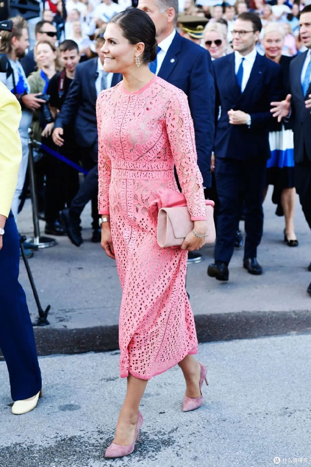 显得人更高更瘦;旁边的是当时的阿根廷第一夫人朱莉安娜