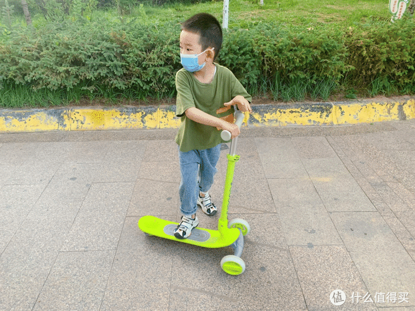 快乐童年 ﻿有你相伴 酷骑Q1儿童滑板车
