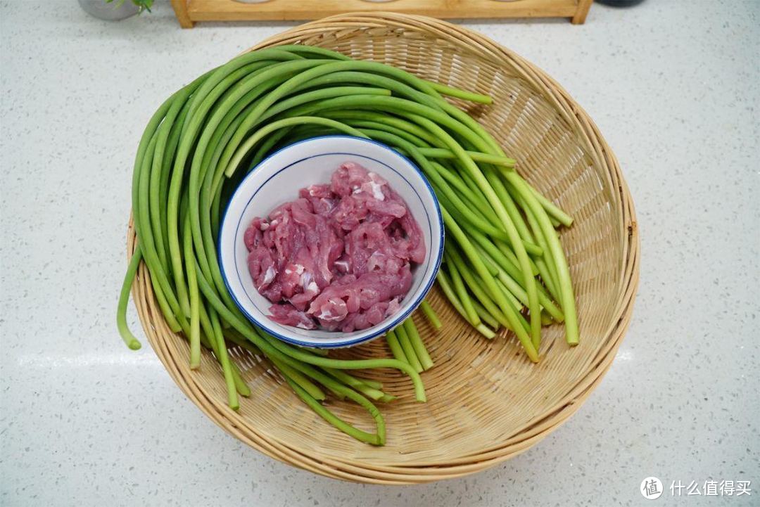 炒蒜苔时，先焯水还是直接炒？都不对，教做法，蒜苔翠绿入味好吃