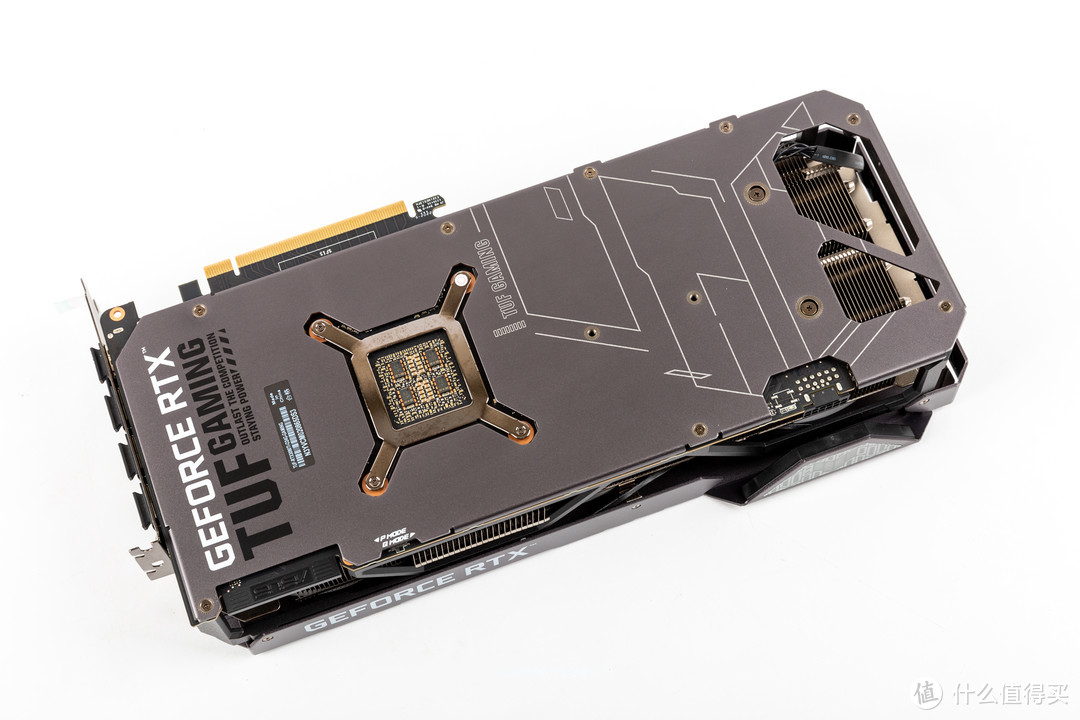 显卡的背板也是全铝合金,左侧带英伟达logo和tuf gaming系列标
