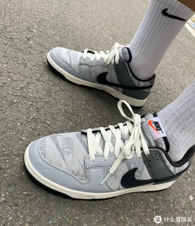 印满钩子的Nike Dunk Low Copy Paste