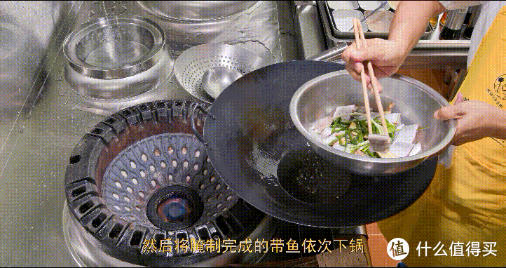 厨师长教你：“青椒烧带鱼”的家常做法，汤汁浓郁，色味俱佳