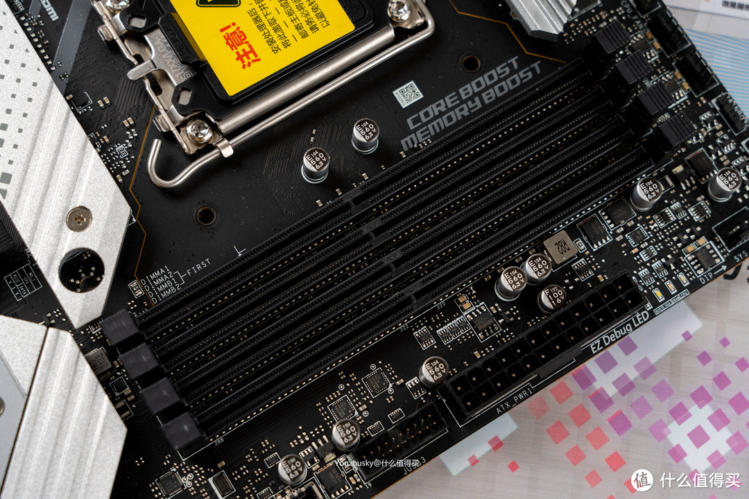 四条双向卡扣的DDR4 插槽，最大支持单条32G DDR4，最高支持128G DDR4 5200MHZ，微星的内存超频技术也是比较有特点的