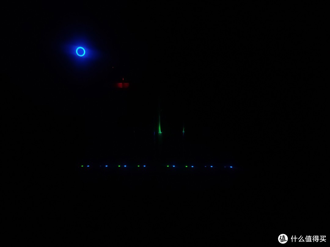 上一张晚上工作的照片，8个硬盘电源灯和7个硬盘指示灯交相辉映。