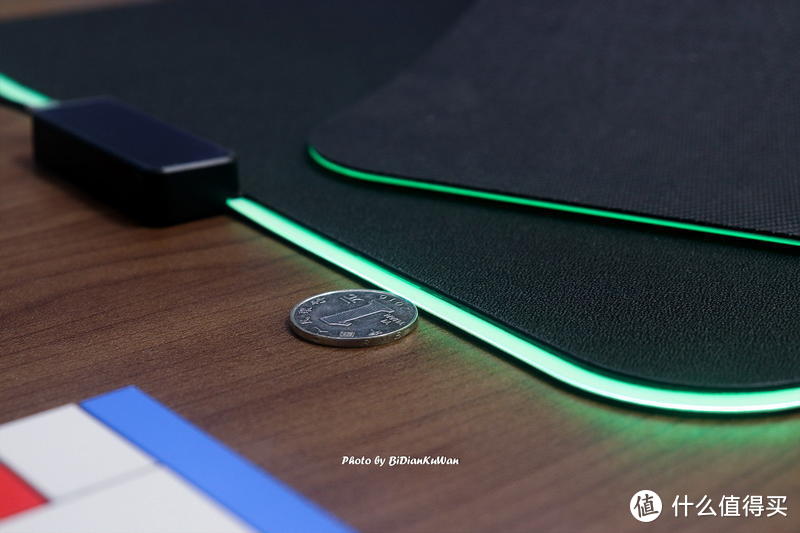 雷蛇凌甲虫幻彩鼠标垫首发评测：出彩又顺畅，RGB电竞桌面补完！