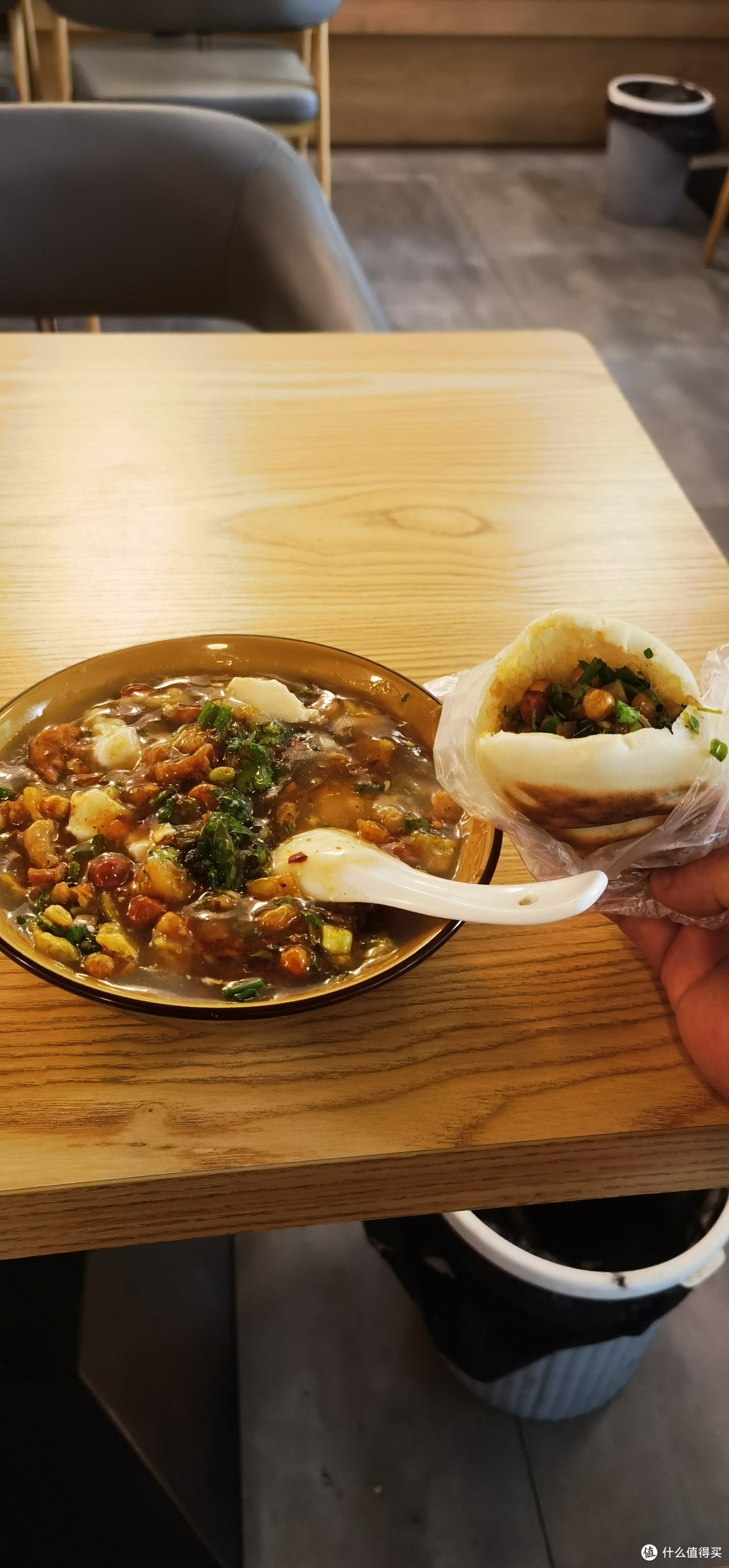 豆腐脑和咔饼,大赞!钵钵鸡,大赞!峨眉山下峨秀湖远眺峨眉山,没用滤镜.