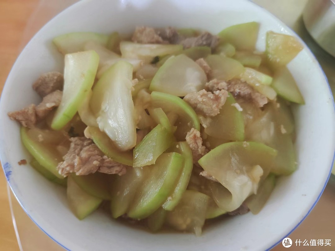 夏季生活里烹饪一道下饭菜，葫芦瓜清炒肉丝，口感既清淡又下饭！