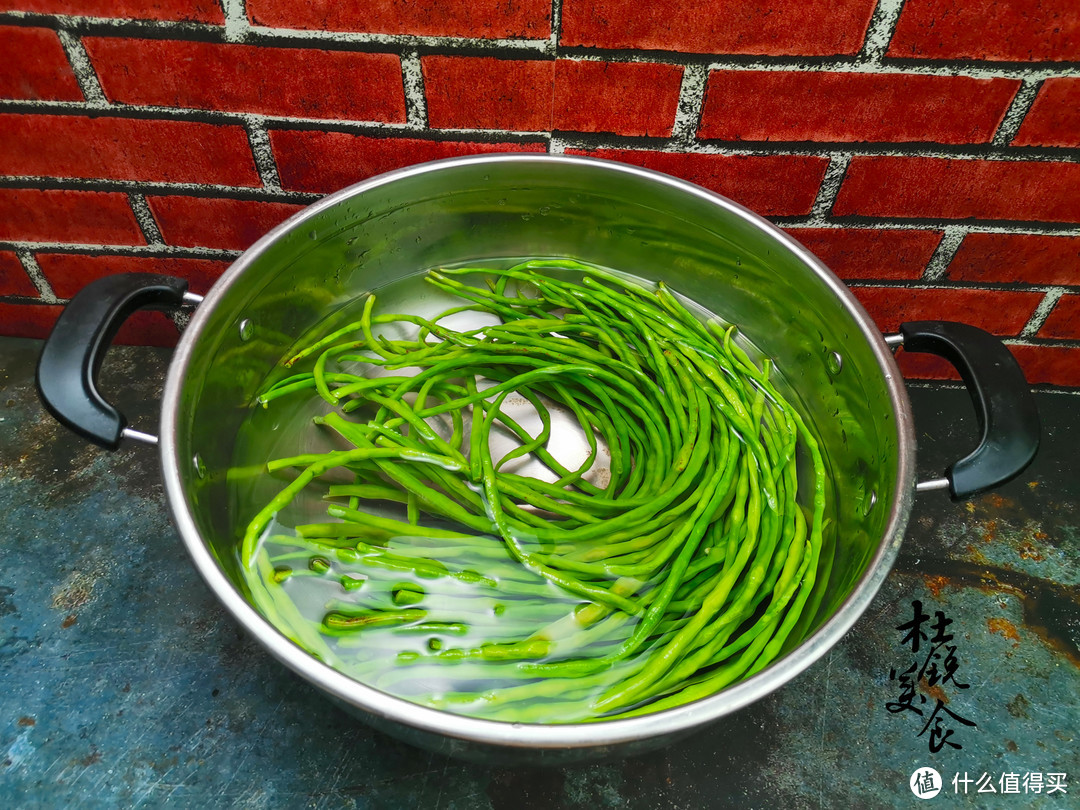 立秋前后豆角鲜嫩又便宜，晒成干豆角香味更浓，冬天炒腊肉太好吃