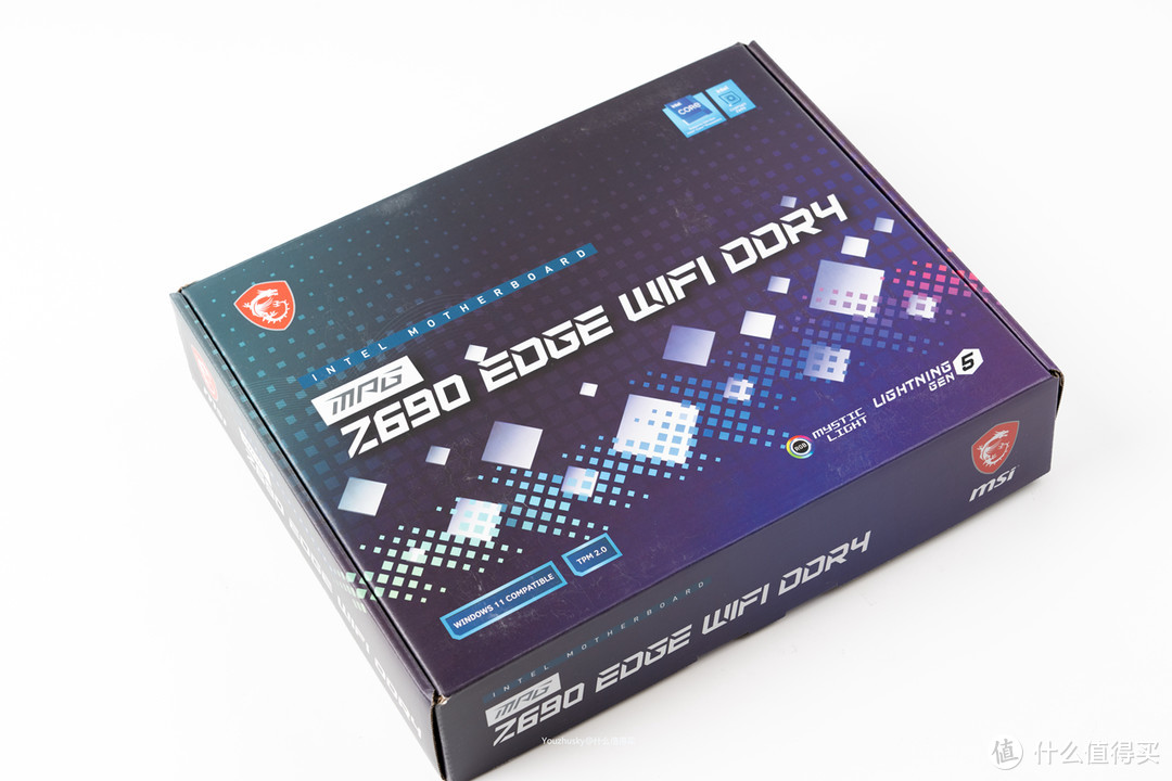 微星的MPG 系列 Z690 EDGE TI WIFI DDR4主板也就是银白色的刀锋钛相信大家一定很熟悉了，然而微星最近还出了这个黑色版的刀锋，黑白双色必有一款适合，而两块主板的配置也是一模一样的：主板6层PCB配置，性能参数非常均衡，包括75A的16+1+1相直连式供电、128G带宽的PCIE5.0、20G的typeC、2.5GLAN、WIFI6、蓝牙5.2、ALC4080，以及中端常规配置的灯效及散热，还有支持4条M.2