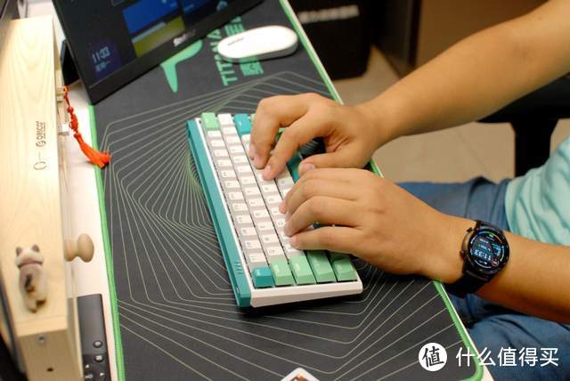 杜伽K330W机械键盘：小体积，高颜值，轻松释放有限的桌面空间