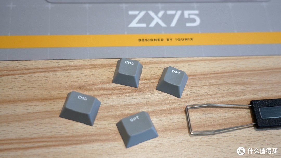 旋转按钮，可拆卸脚撑-铝厂这把ZX75重力波好看又特别。