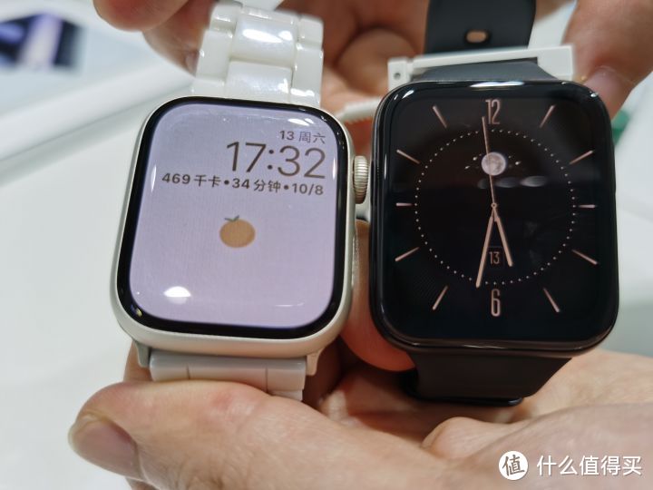 左边Apple watch s7，右边OPPO watch 3，屏幕质感一点都不比苹果差。