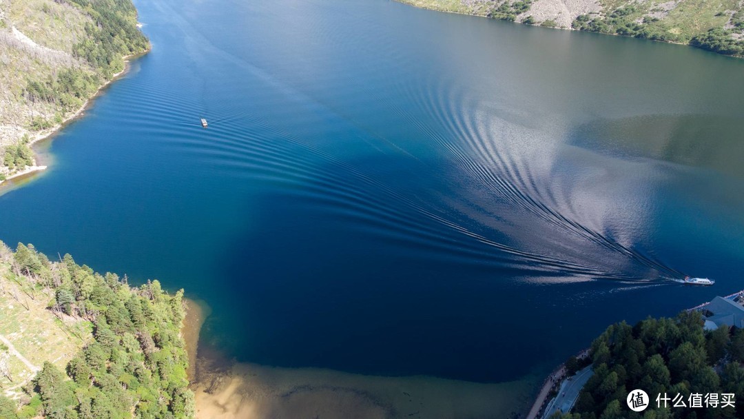 这就是木格措景区的最顶端，木格措湖。还是蛮漂亮的，也大，500米高度都拍不完。