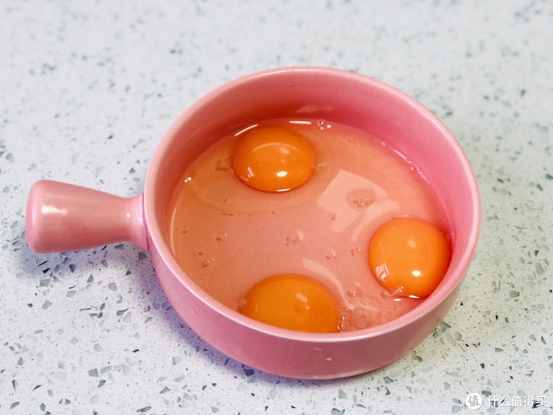 蒸鸡蛋羹时，用冷水还是热水，很多人做错了，难怪鸡蛋老，腥味重