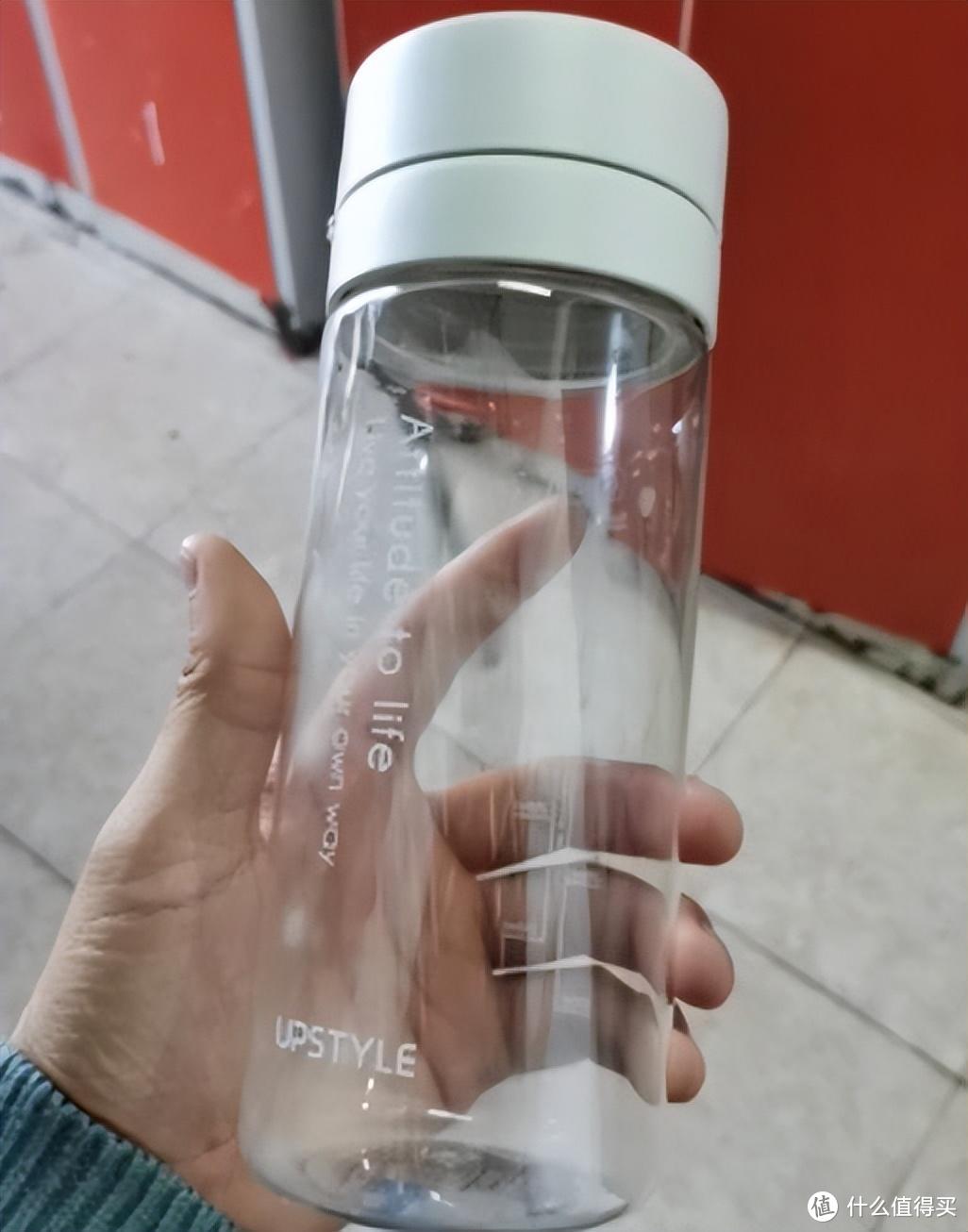 塑料杯子到底能不能倒入热水？依然有人在拿健康开玩笑，建议看看