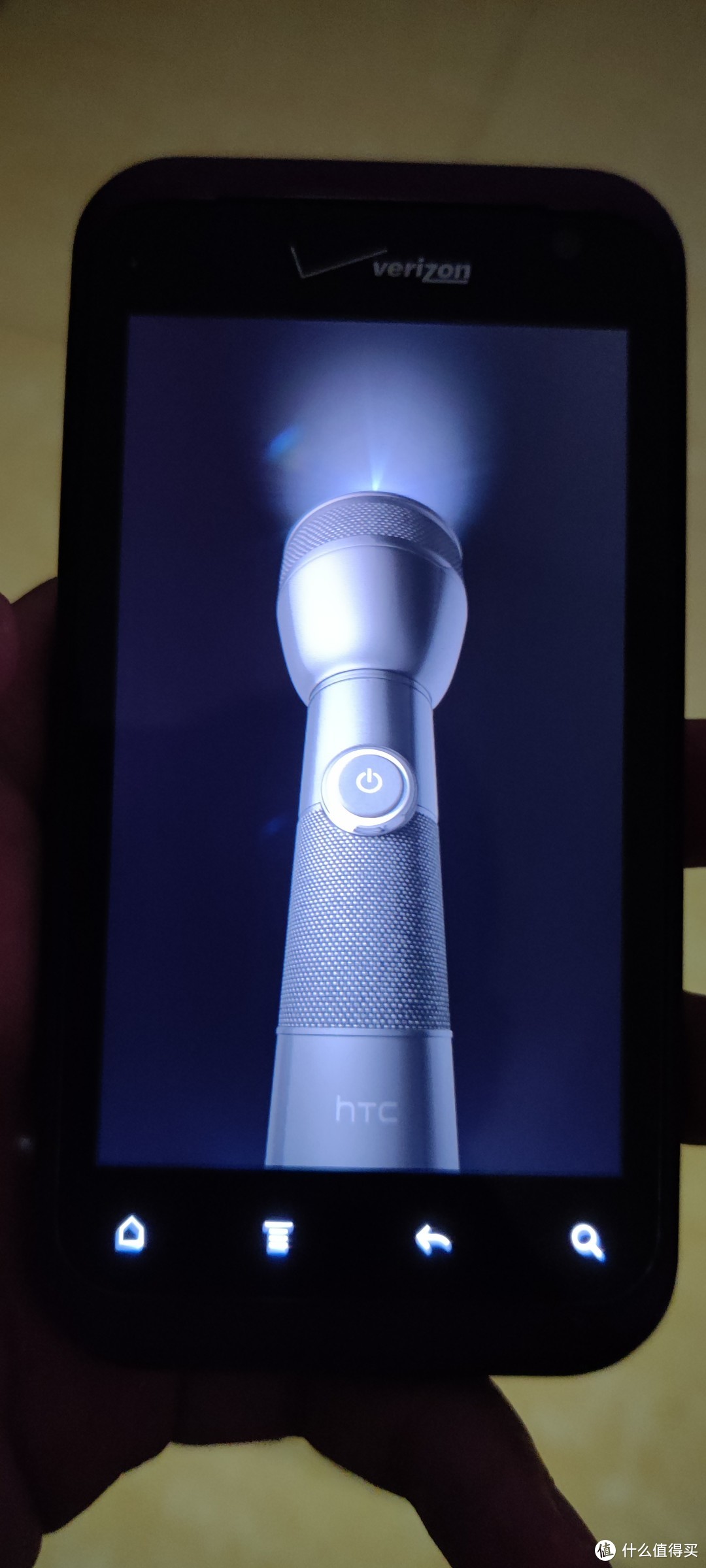 HTC的手电筒界面，非常逼真