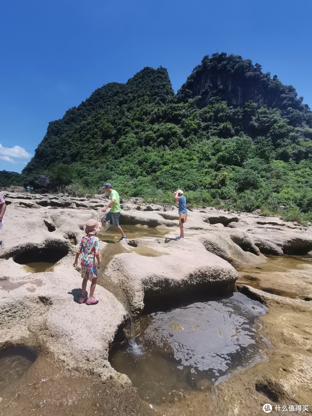 喀斯特地貌，冲刷出来了好多溶洞之类的地貌，溶洞是贯通的，所以水大的时候，看不清楚水下的地貌，容易发生危险