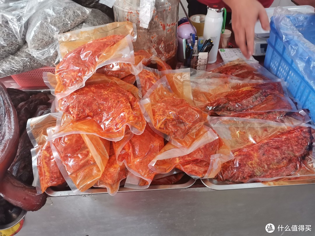 还是三江的酸鱼和酸肉，这样的包装方便游客带走，但是估计对于游客来说，这个特产的口味不是那么容易能接受的，