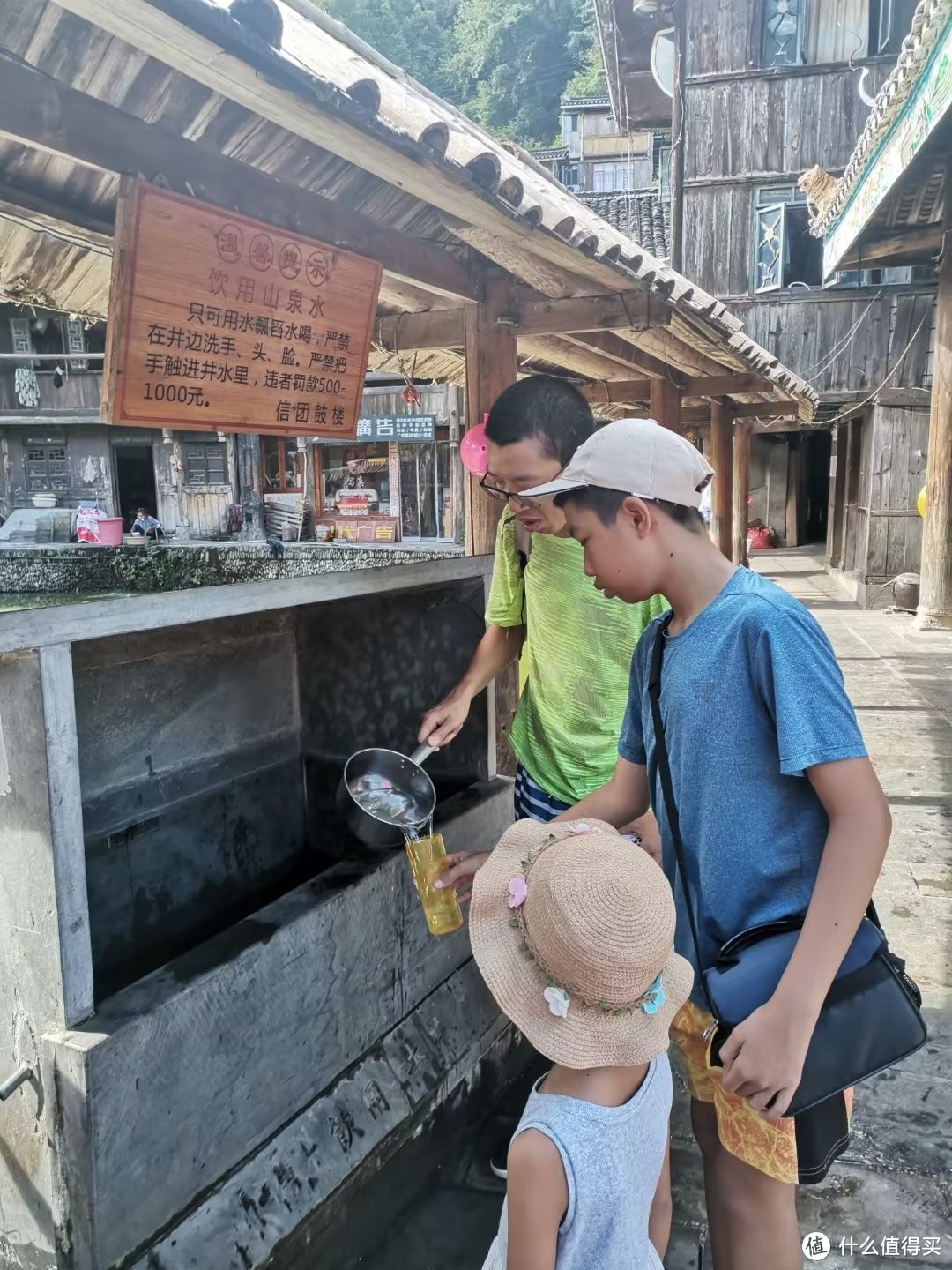 5个鼓楼，附近肯定有一个饮水点，原住民都是拿起勺子勺了直接喝，我们入乡随俗，不过最小的女儿没有敢让她喝了，怕她受不了，在车上就折腾了