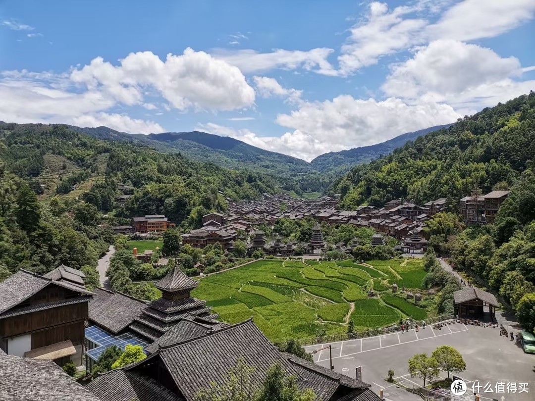 最后上一张从高处景观台拍的照片，肇兴侗寨的范围，大概就是这样，不算大，也不算小，两天去体验，其实都差不多，物还在，人还在，整个侗寨的灵魂还在，这个和另外的一些古镇，稍微有点不一样