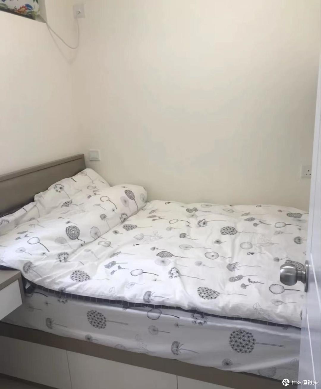 毕竟一张宽度1.5米,长度2米的大床,确实在小卧室里显得有些拥挤.