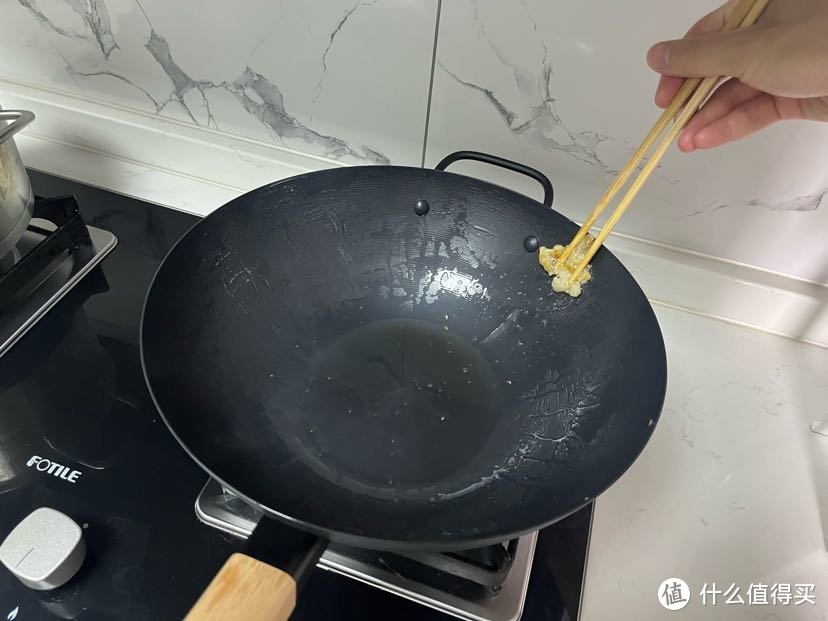 切记锅的侧边口一定要多擦几遍，因为油会流向锅底