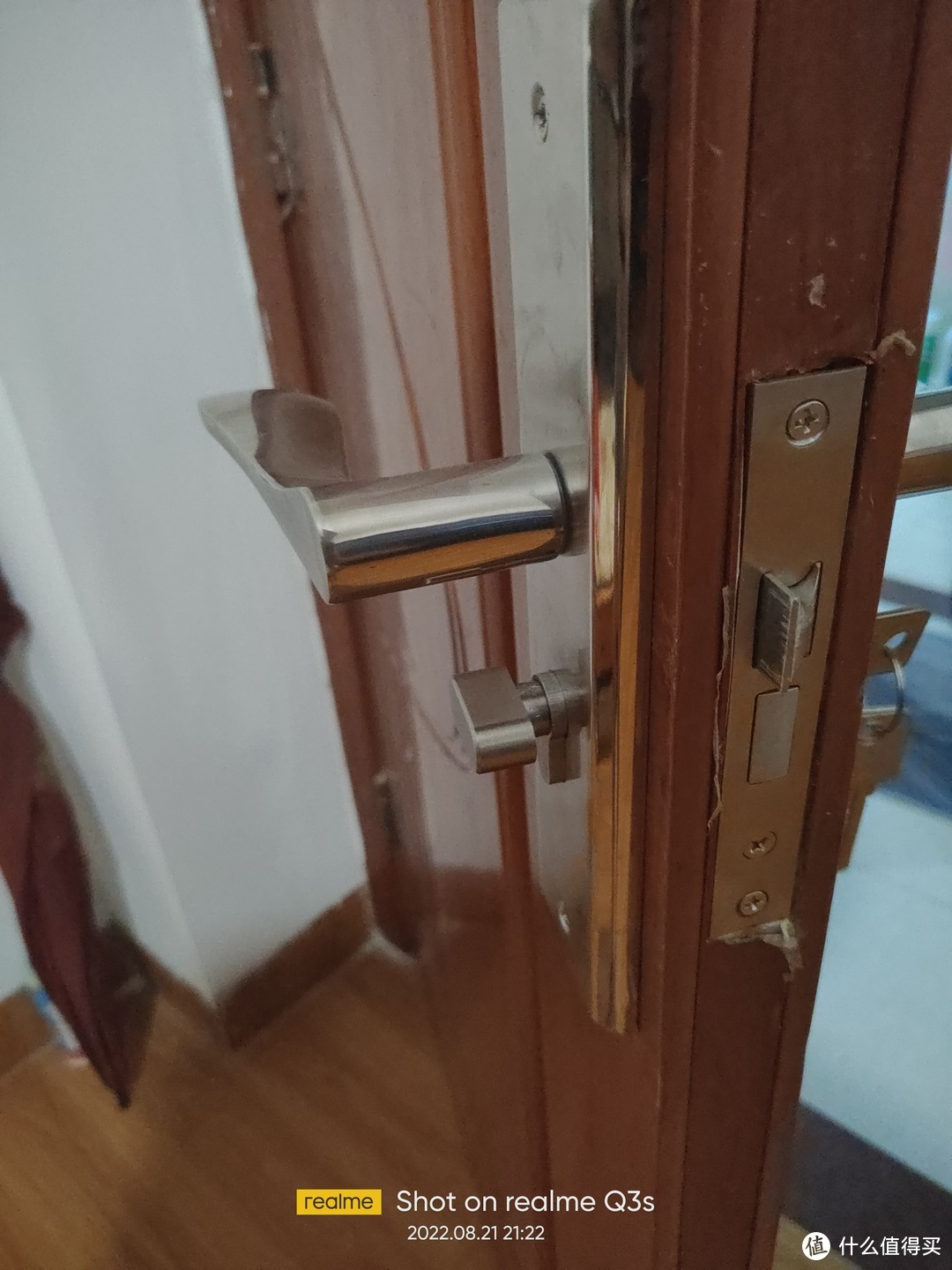 卧室门锁更换小记（暴力拆解加门板维修）