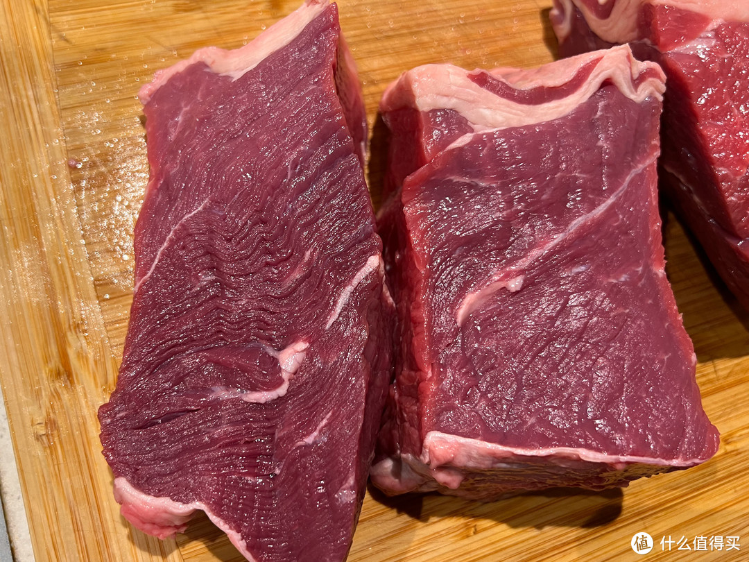 主意看牛肉切面的纹理，一会煮好之后要顺着纹理切