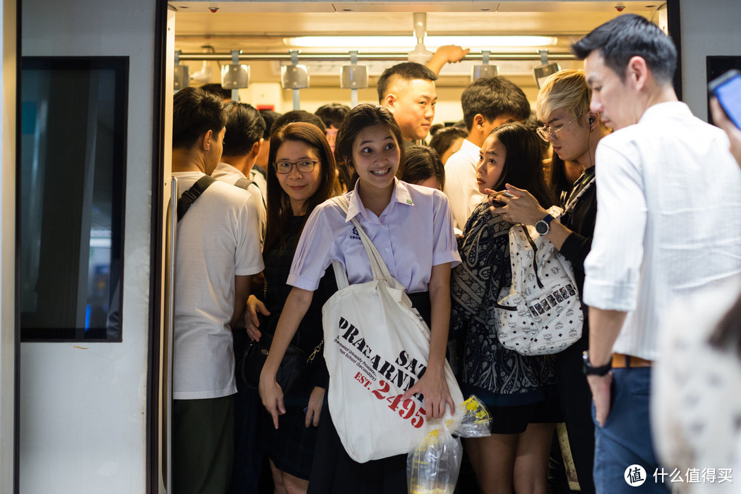 曼谷 叫自己妹妹上挤地铁的少女，后面是她母亲