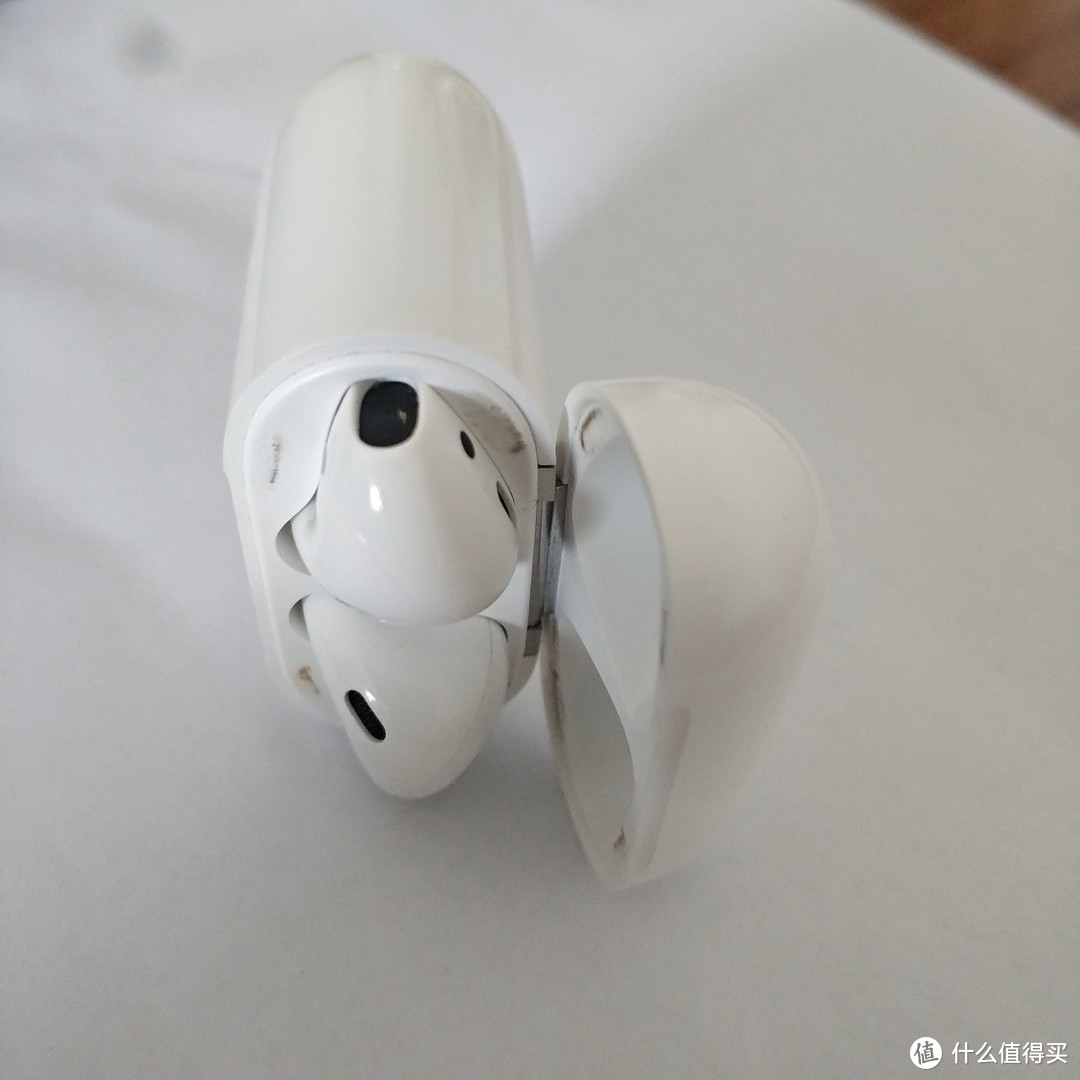 2020年用到现在的蓝牙耳机,可以看到充电仓面板上已经有磁铁污渍了.