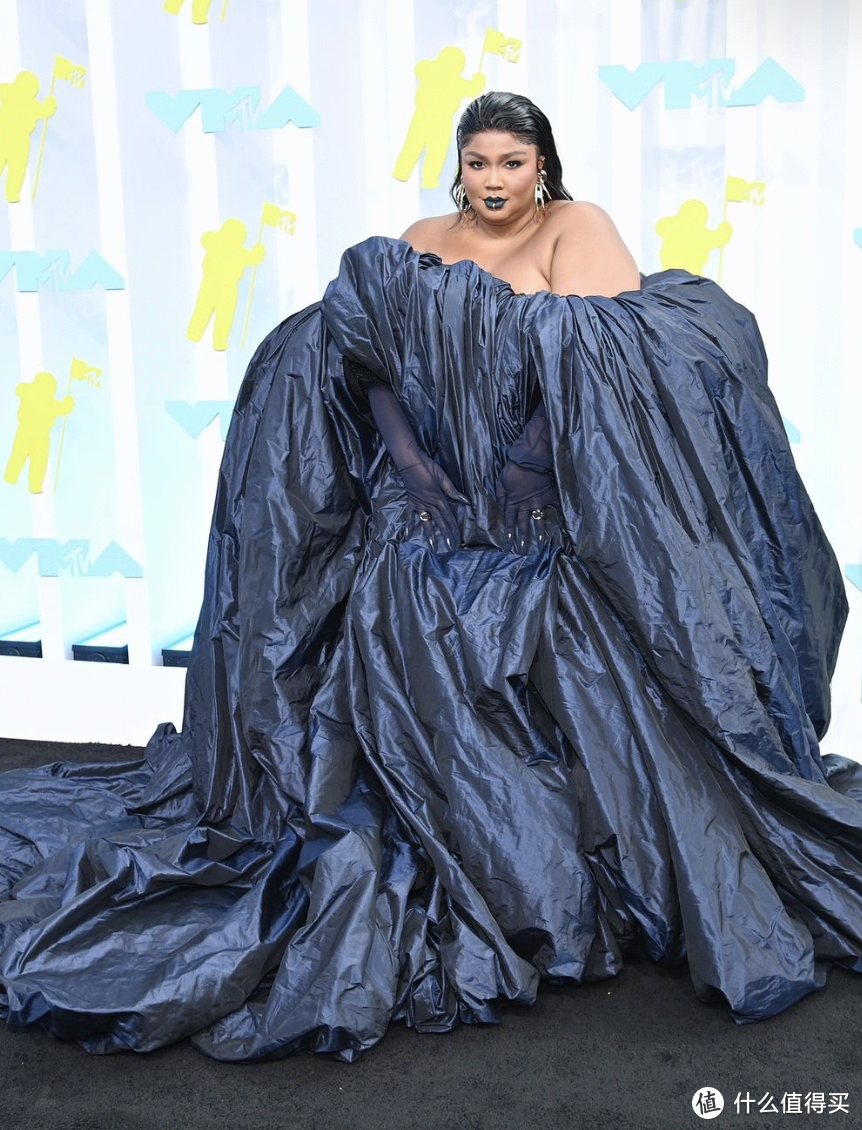 2022年VMA红毯造型红黑榜，霉霉身穿满钻镂空礼服秀身材，Lil Nas X形似黑色海胆？