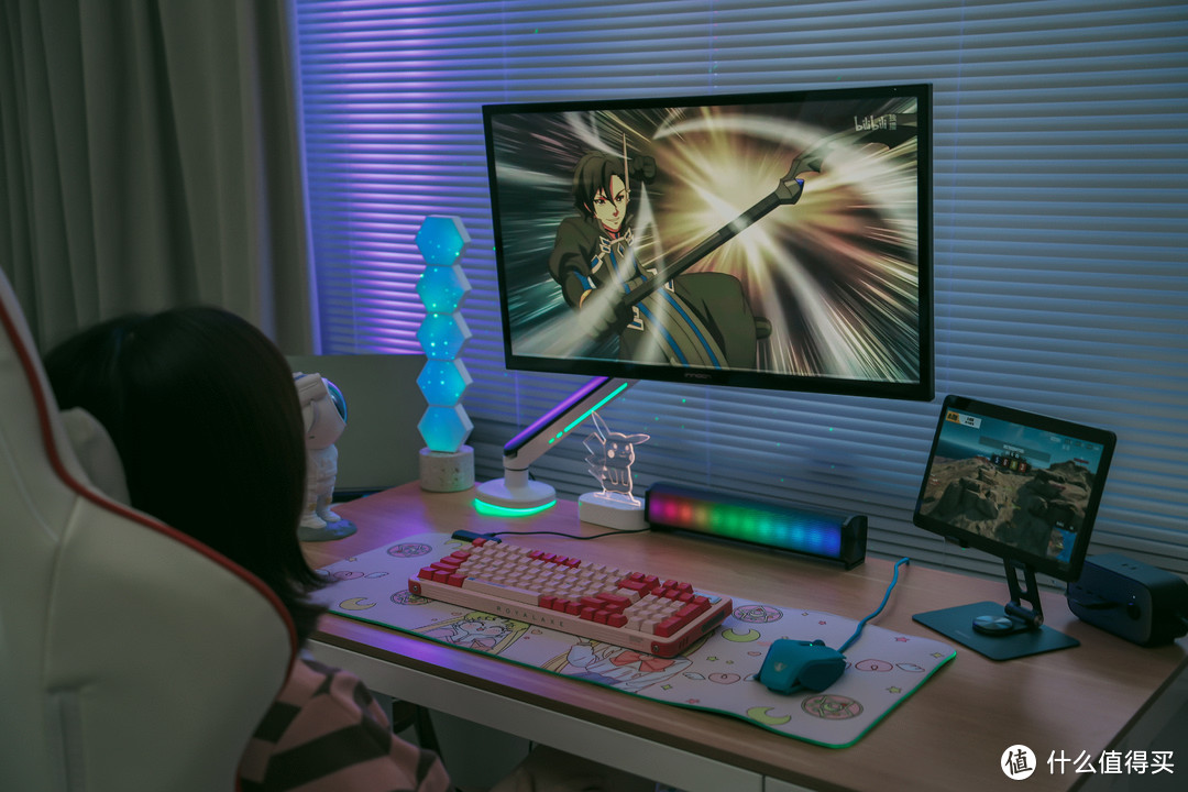氛围感桌面改造1.0：释放桌面空间，用RGB打造极致梦幻世界！