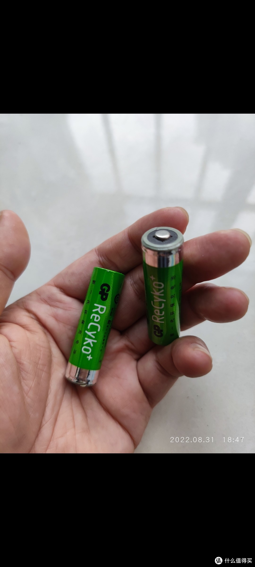 这个充电电池是12年4月在深圳商场买的，100元4节，头头都变颜色了，装上xss手柄还可以用很长时间，而中间用过一段时间爱老婆电池，已经不行了
