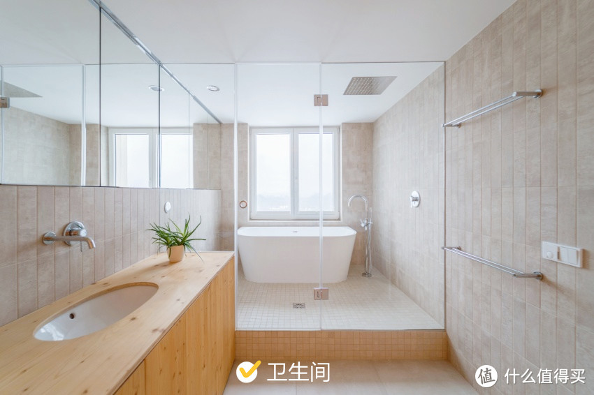 60㎡一居室，打造地台连接全屋，网友吐槽：高级洗浴场的既视感