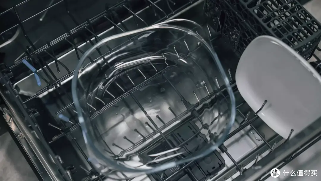 洗碗机洗不干净锅碗背面？看看双面洗技术的海尔W5000如何彻底解决