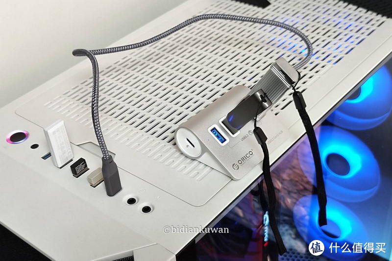 电竞桌面，无线外设要搞全套，USB分线器应该怎么安置更靠谱？