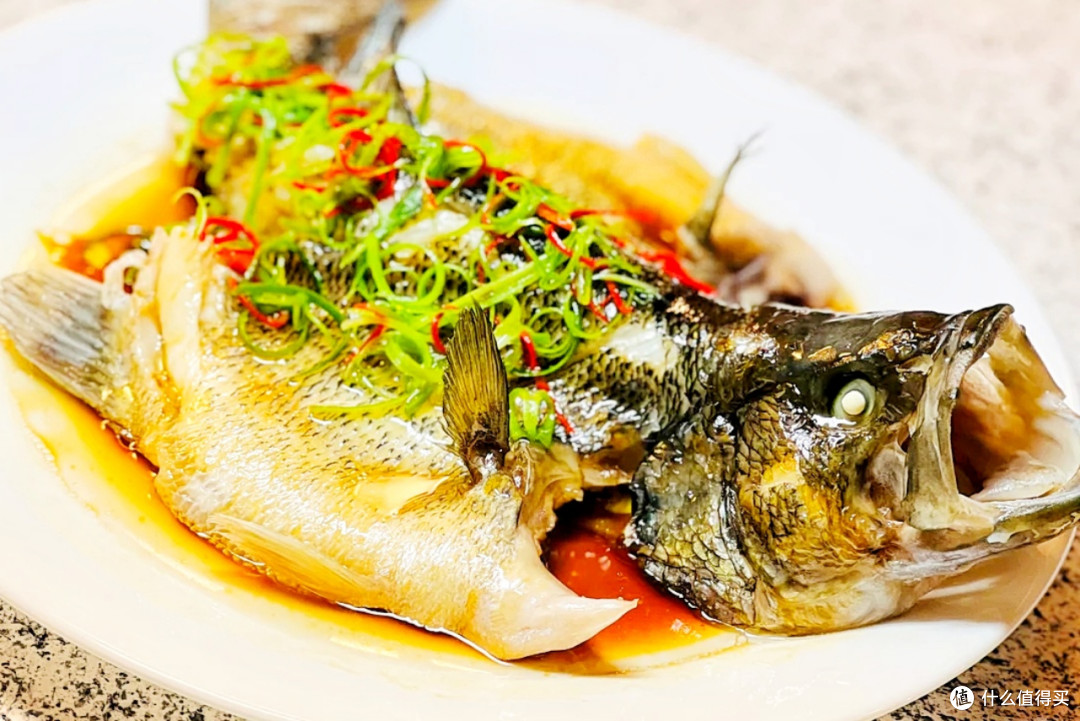 中秋家宴上的清蒸鲈鱼想鱼肉细嫩又鲜美牢记4大烹饪要点