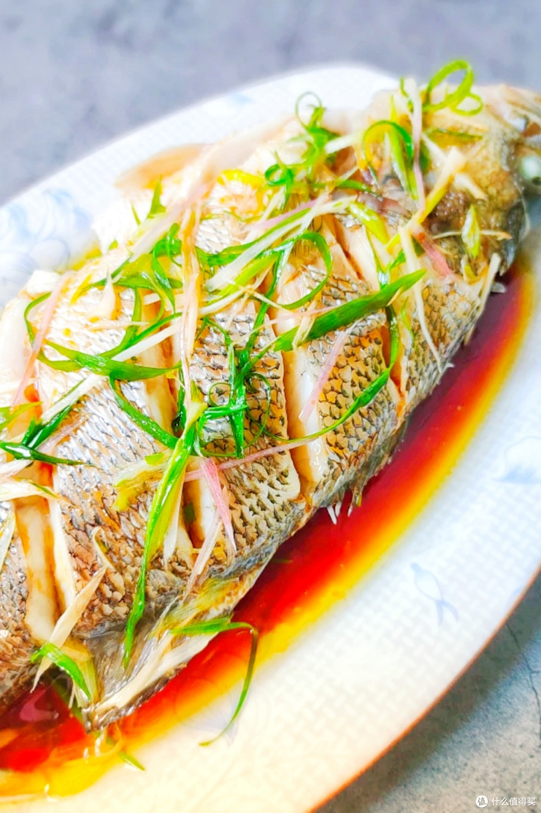 中秋家宴上的清蒸鲈鱼想鱼肉细嫩又鲜美牢记4大烹饪要点