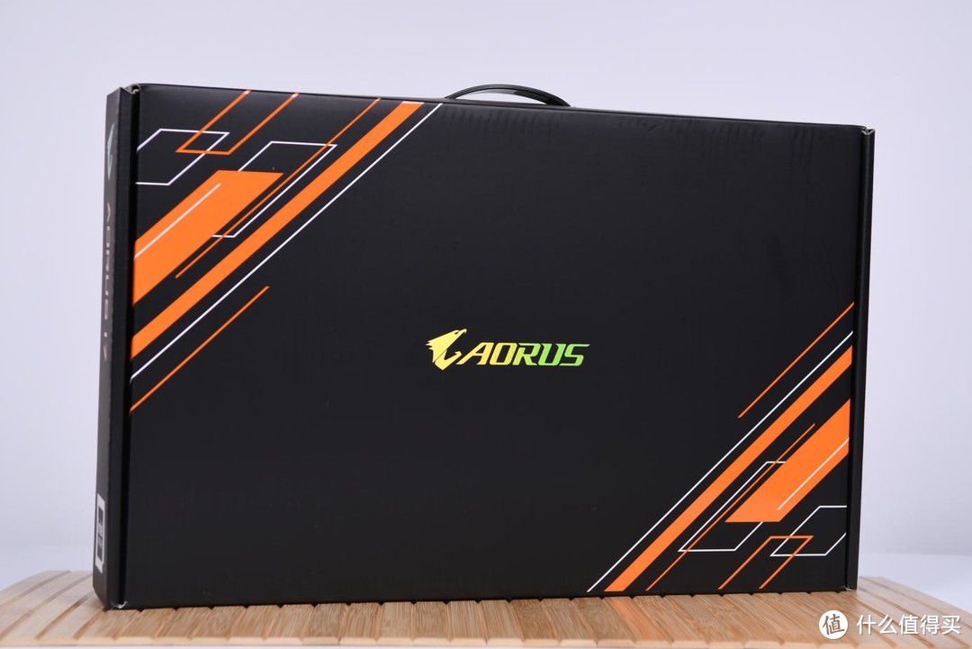 大屏高刷才够爽！技嘉AORUS 17 XE4游戏本开箱体验