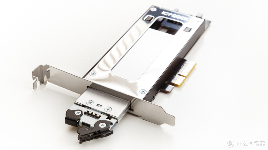 ICY DOCK MB840M2P-B 评测：快速免工具更换NVMe SSD