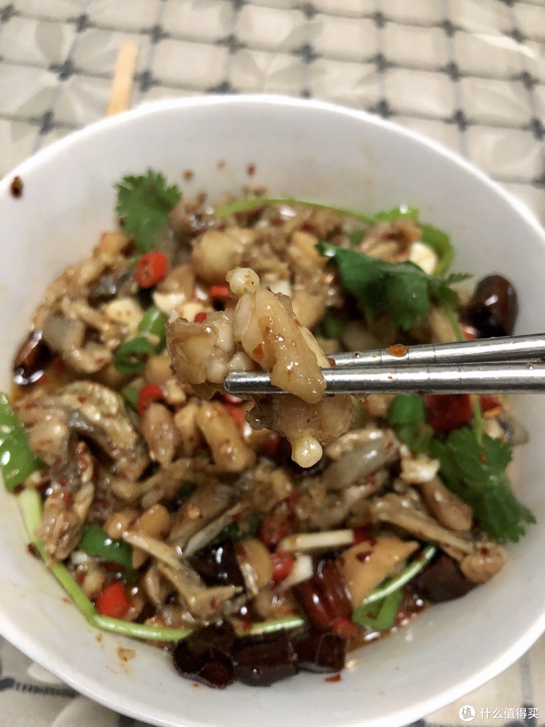 水煮蛙是川菜湘菜中的经典菜