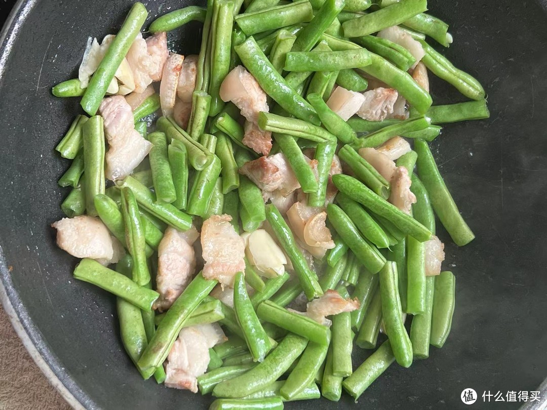 记录一人美食入秋后的两道菜，三层肉爆炒四季豆和豆腐，美味可口真下饭！