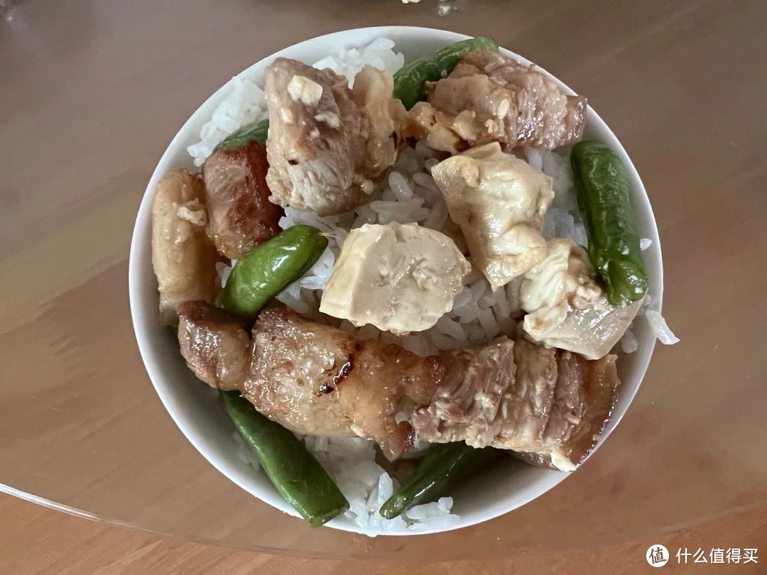 记录一人美食入秋后的两道菜，三层肉爆炒四季豆和豆腐，美味可口真下饭！