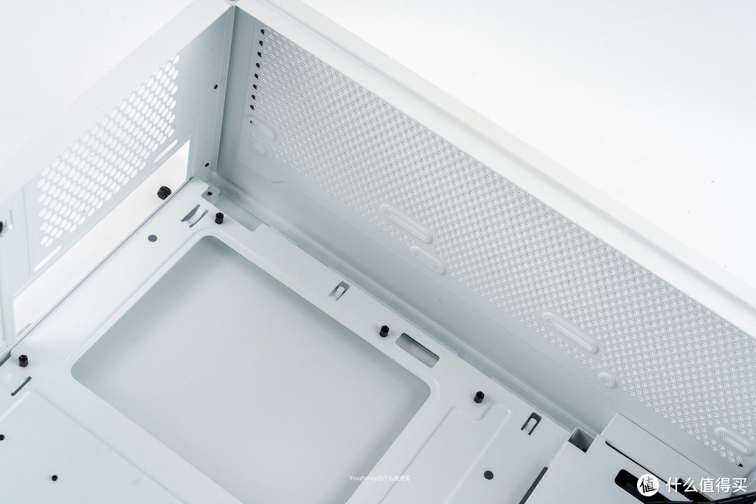 机箱内部主板顶部支持标准360冷排，且360为靠近钢化玻璃侧板安装