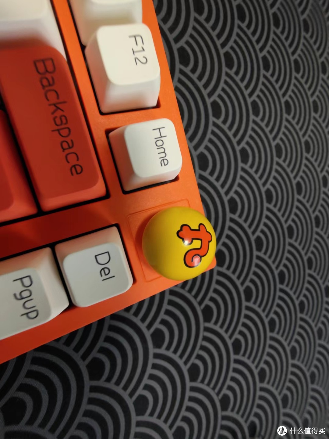 斗鱼DKW500 一把潮流靓丽、高度定制的75配列Gasket结构球形旋钮主题键盘
