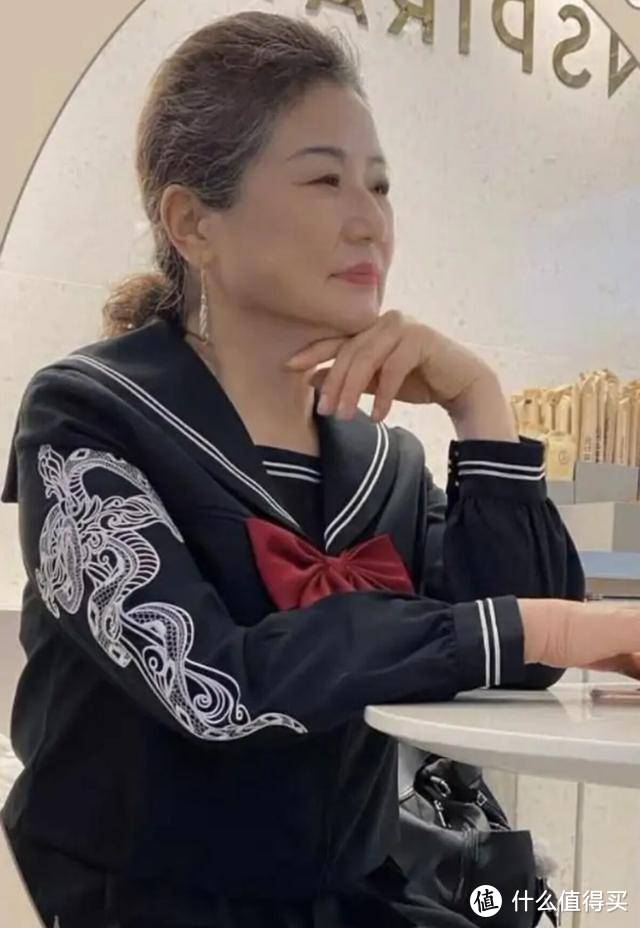 你怎么看68岁奶奶穿JK制服上街买菜？是博取眼球，还是穿衣自由？