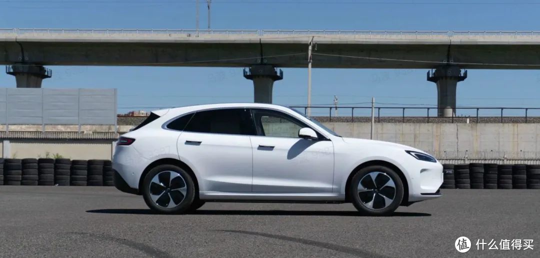 打 Model Y，纯电问界 M5 也靠「错位竞争」？